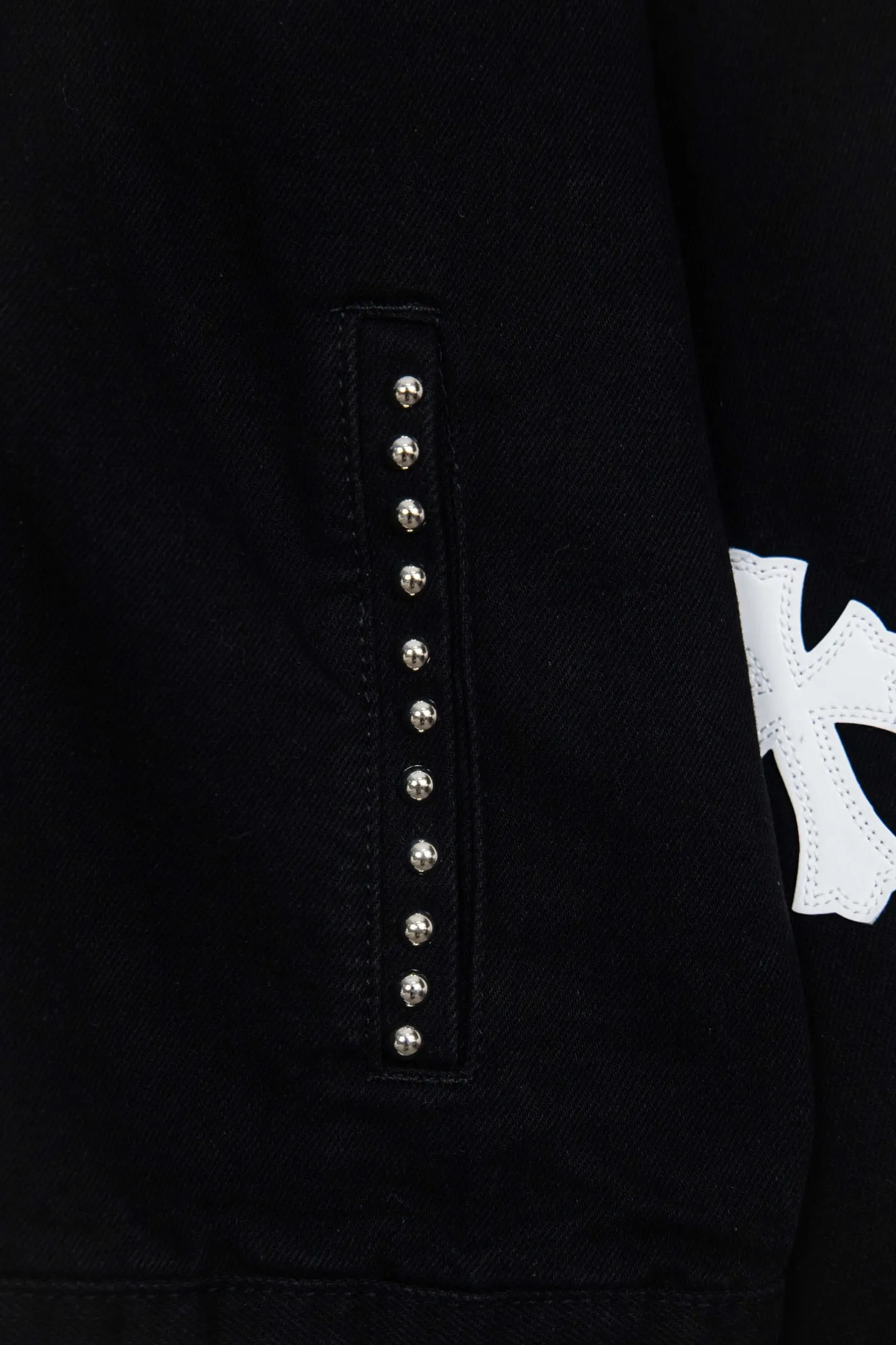 P320 Chrome Hearts heavy-duty denim jacket with heavy rivets, the same style as the Internet celebrity. Denim jacket with cross print all over, unique cross design elements, full of design. It is made of 100% denim cotton fabric with heavy coarse yarn count, which ensures a stiff and tough silhouette while being soft, comfortable and breathable. The lapel is designed with silver buttons and is full of texture. The classic cross logo is all over the dress, making it a perfect versatile style for spring and summer! The original loose version is made of high-quality pure cotton fabrics. The fabric pattern is high-definition and delicate without burrs. It is comfortable and breathable to wear. All the buttons are molded and customized. It is casual and fashionable and can be matched with any bottoms. It can be windproof and sunproof in spring and summer. It can be worn outside in autumn and winter! Easily concave shape makes you look slimmer and taller, perfect for both men and women! Color: Black Size: S M L XL